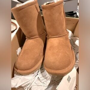 NIB Ugg Classic II boot in chestnut size Toddler 9